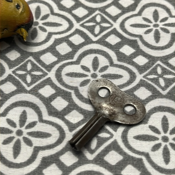 Antique (1930’s) DRGM German Tin Clockwork Bird with key still works!!! - Picture 9 of 9